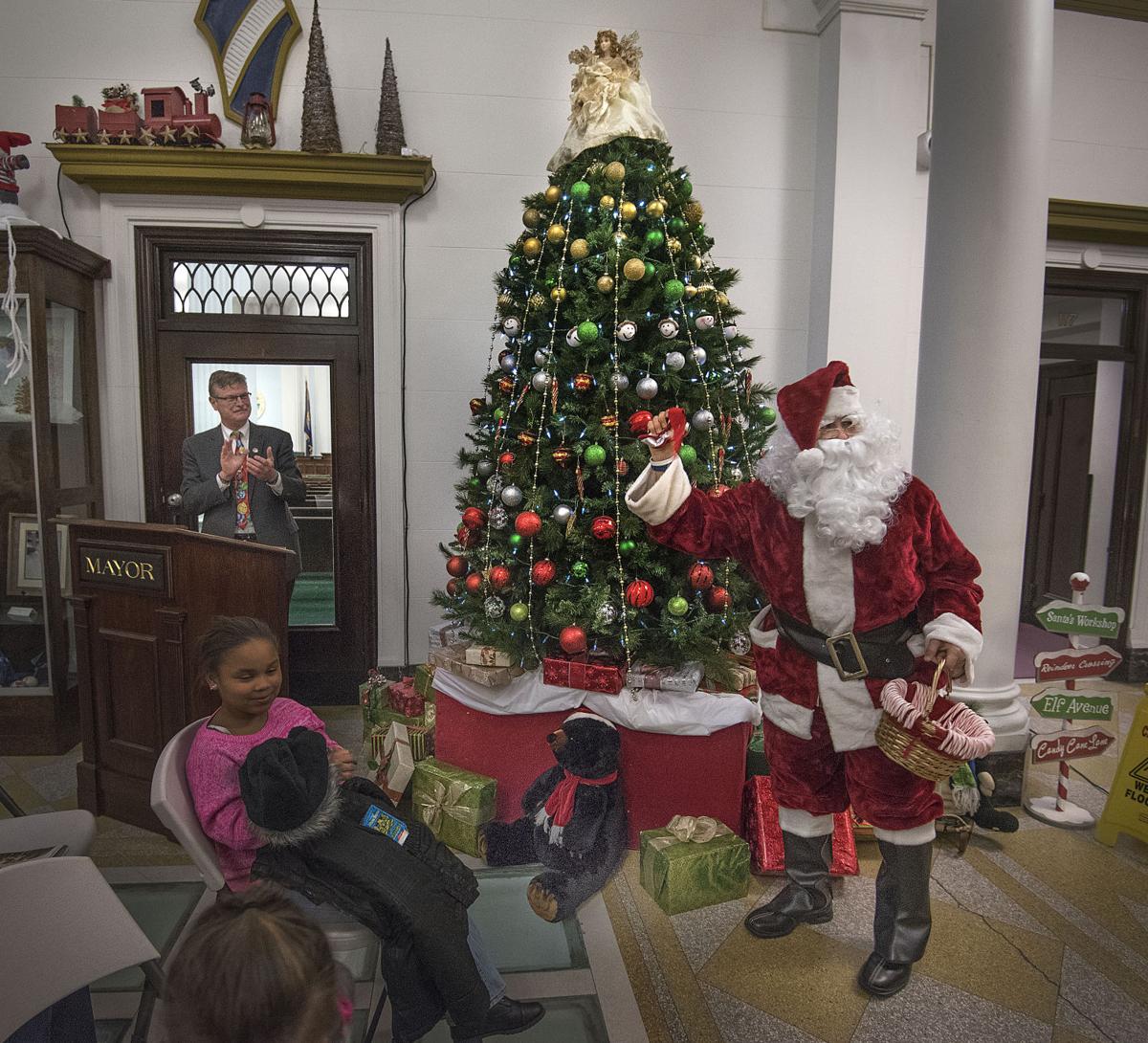 SLIDESHOW Turning on the holiday lights in Niagara Falls Gallery