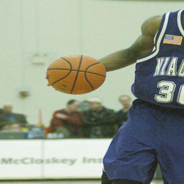 Men S Basketball Niagara S Williamson Follows The Bouncing Ball