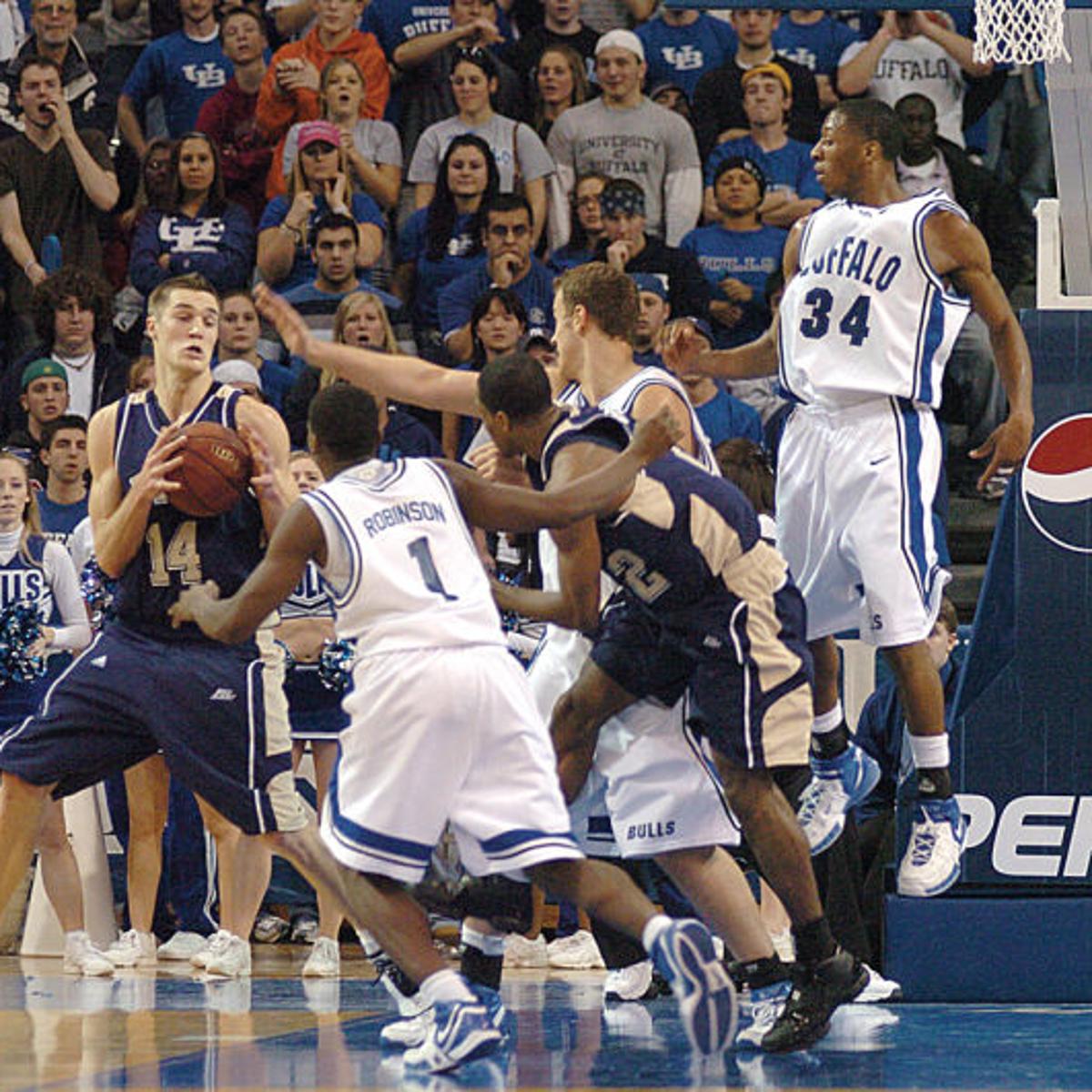 Men S Basketball Ub Hosts Uconn On Dec 4 Niagara Gazette Com