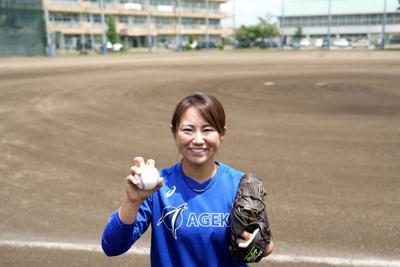 Japanese Knuckleball Pitcher Eri Yoshida Plays on Her Own 'Field of Dreams'  - The Japan News