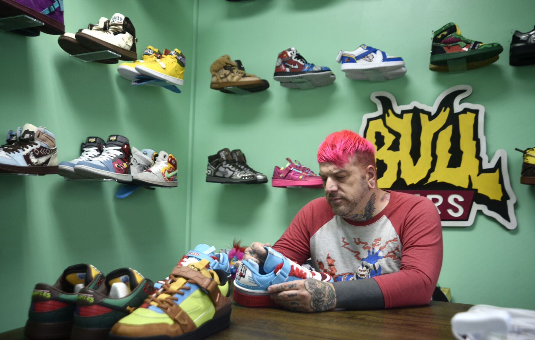 Former 'Ink Master' contestant's shoes shine with the stars
