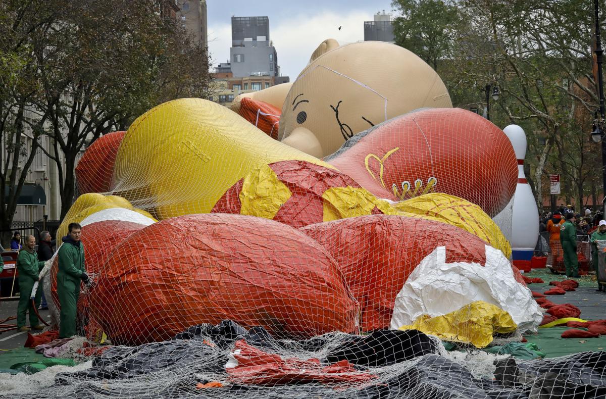 Balloons Blankets At Frigid Macy S Thanksgiving Day Parade News Niagara Gazette Com