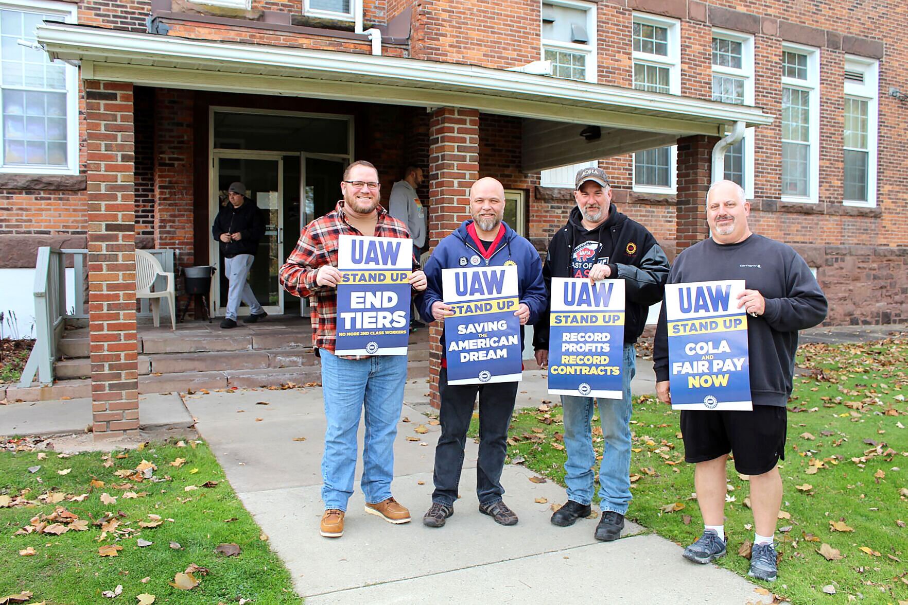 GM Becomes 1st Of Detroit Automakers To Seal Deal With Unionized ...