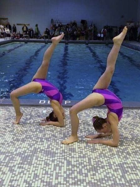 Résultats de recherche d'images pour « cool and easy gymnastics tricks with  2 people » #partneryoga | Acro yoga, Gymnastics poses, Partner yoga