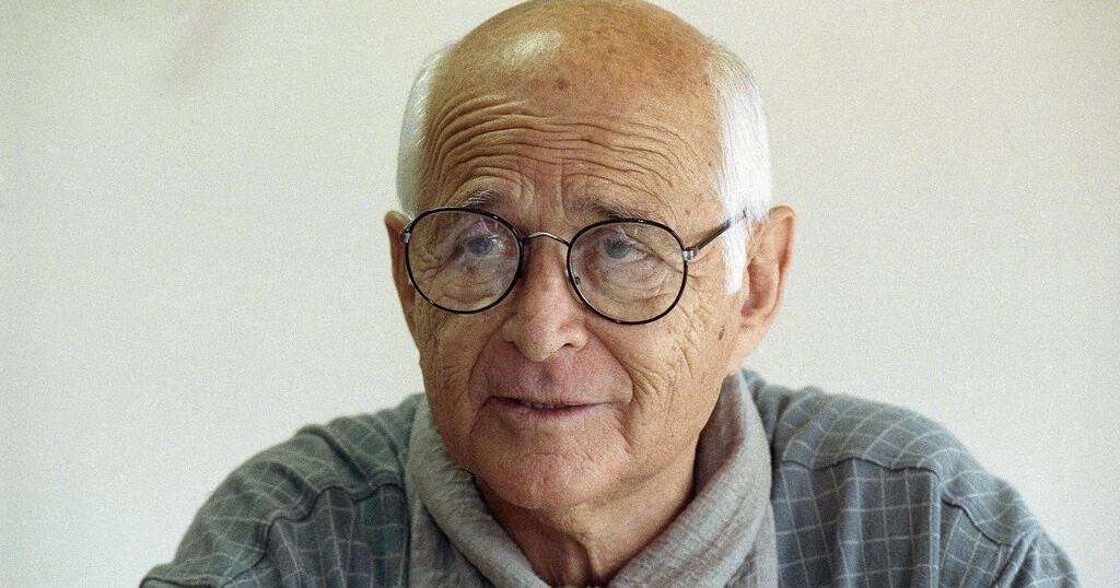 Norman Lear, producer of TV's 'All in the Family' and influential liberal advocate, has died at 101 - Vimarsana News