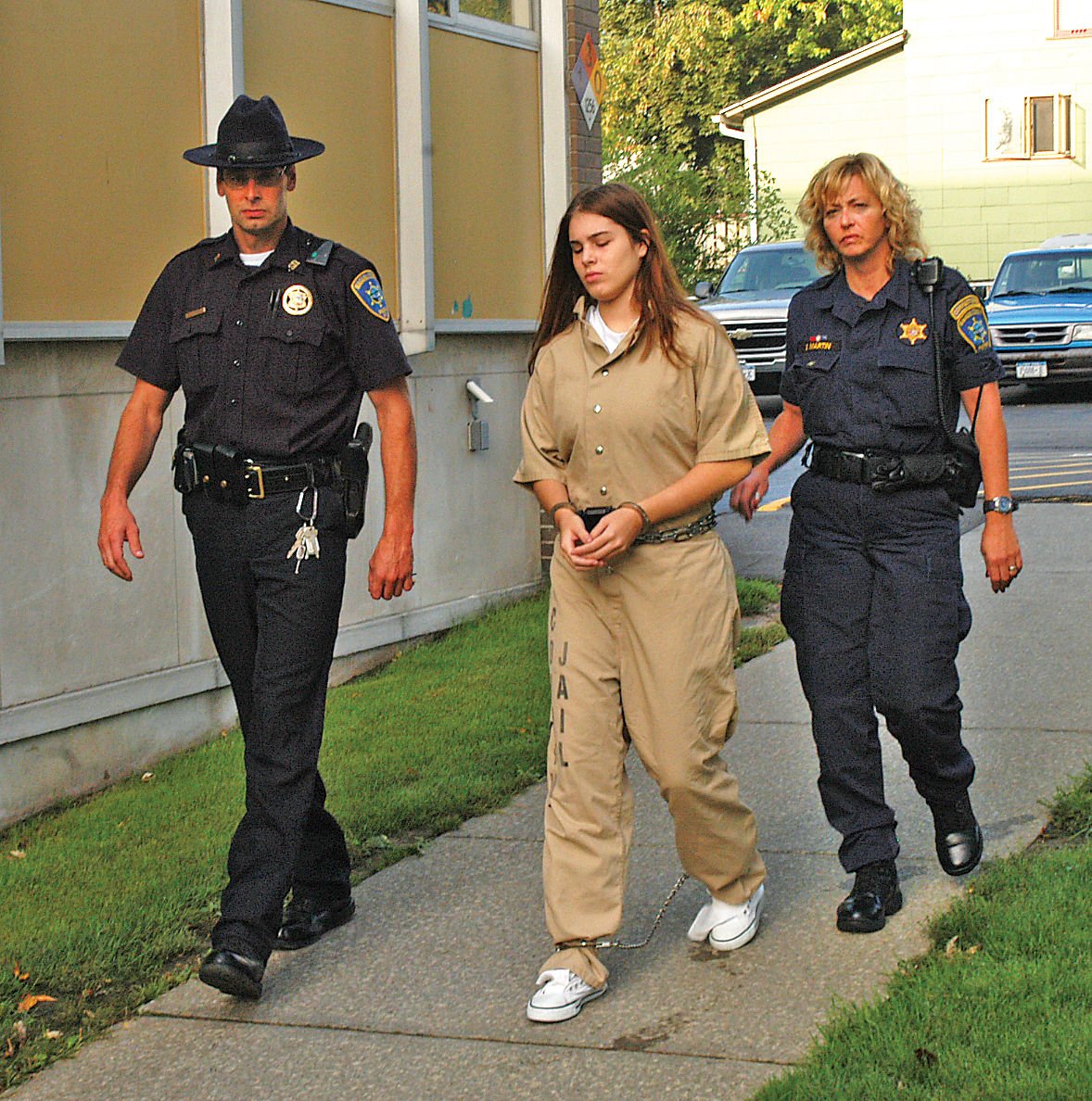 Women search women. Махони Лосард. Police Arrested женщина. Высокая женщина полицейский. Техасская полиция женщина.
