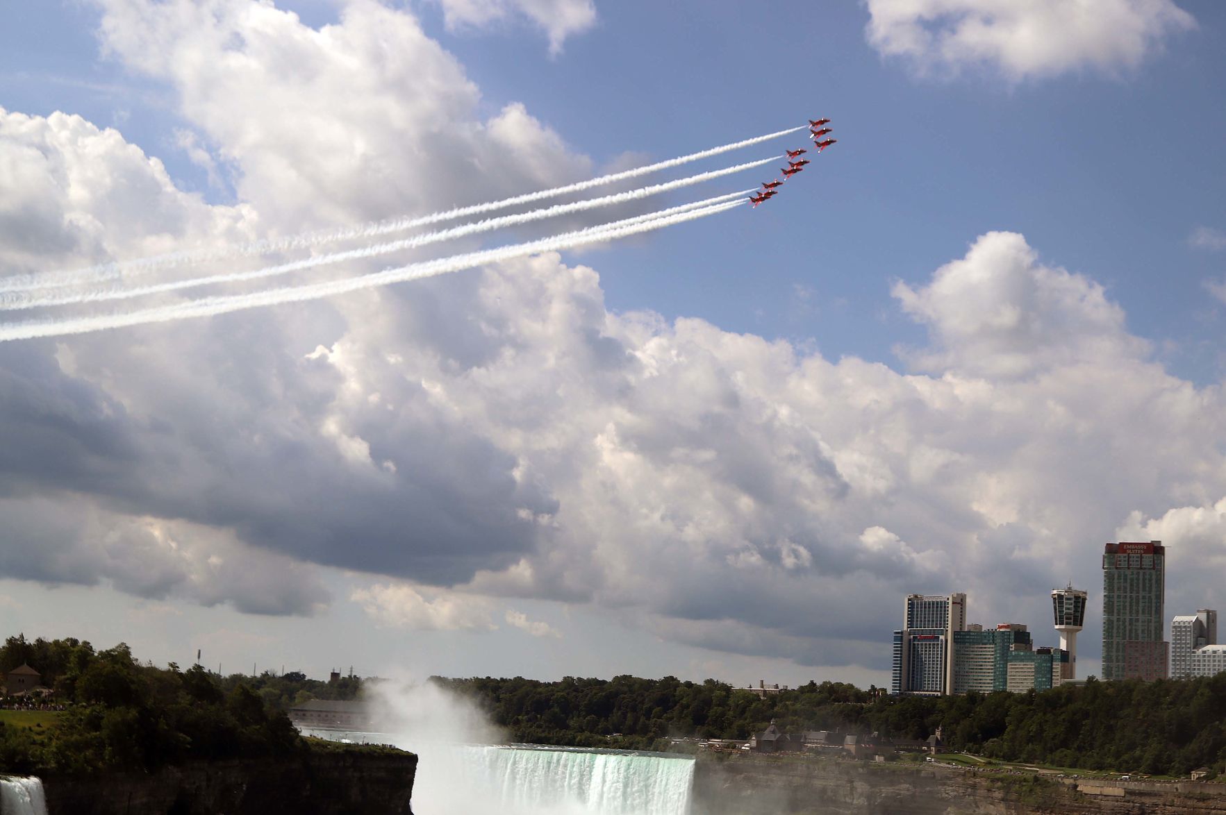 SLIDESHOW: Royal Air Force Red Arrows Soar Over Niagara Falls | Gallery ...