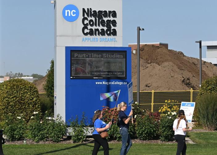 Niagara College support staff demand job security on strike
