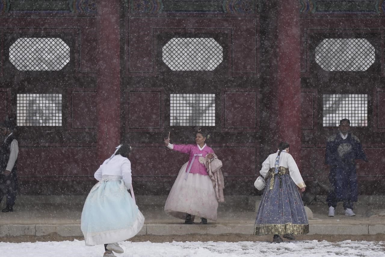 Biggest November Snowstorm In Half Century Hits Seoul And Grounds Flights