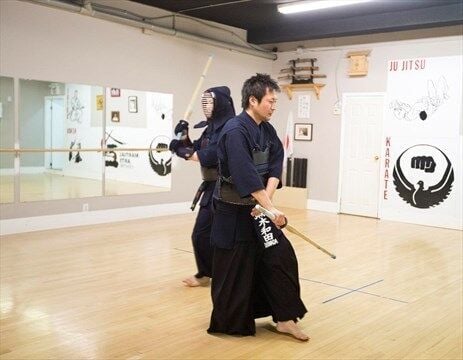 Full-time kendo instructor with Osaka Prefecture police visits Welland dojo