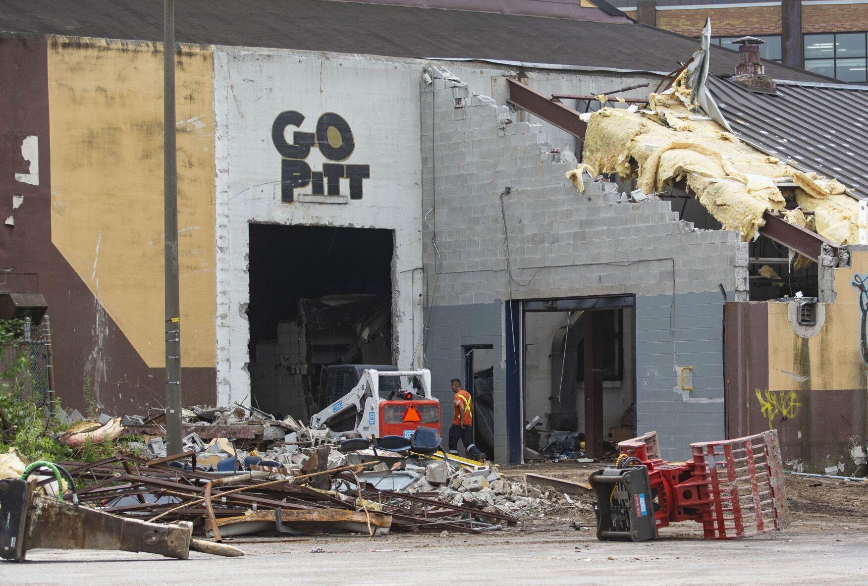 'The place is sad': Demolition of former Niagara Falls Memorial Arena begins