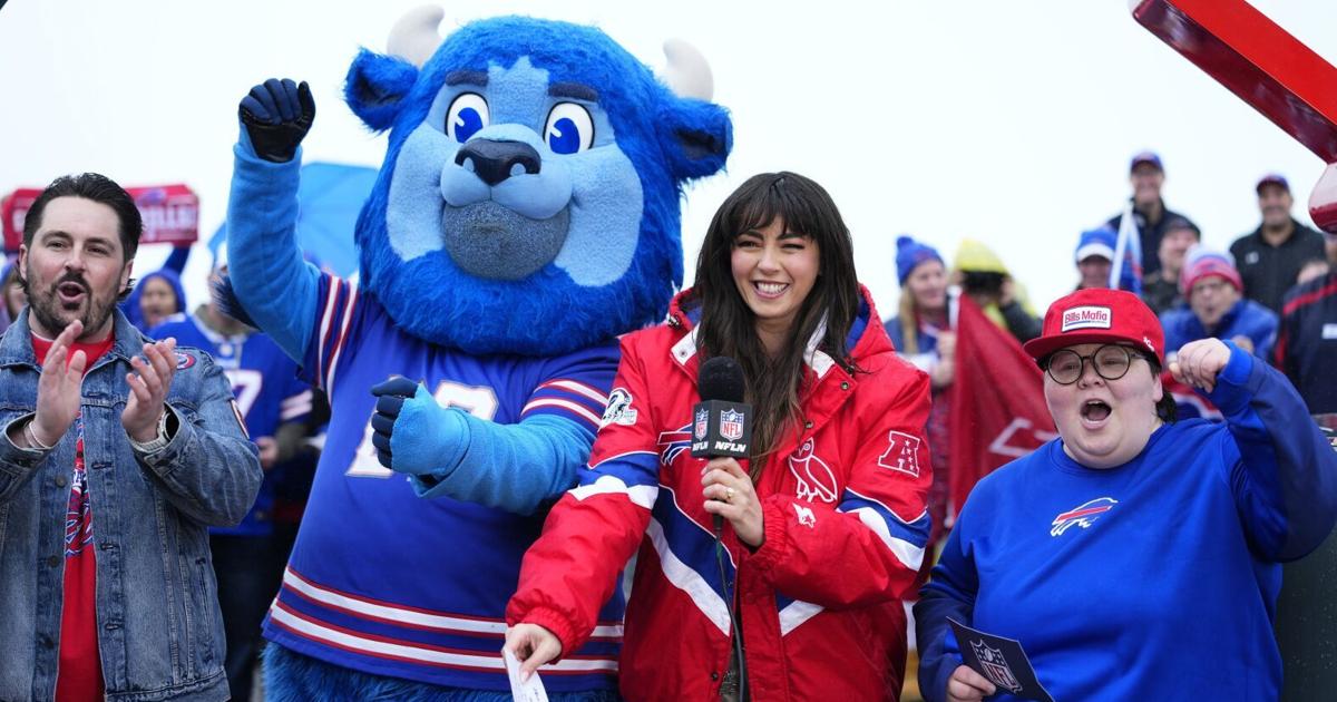 Photo: niagarafallsreview.ca Briony Douglas and mascot
