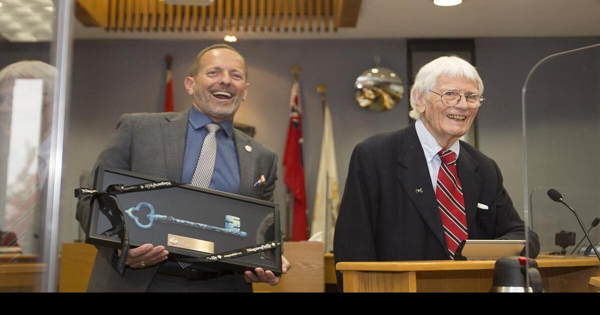 Dr. GiffordJones receives key to the city in Niagara Falls