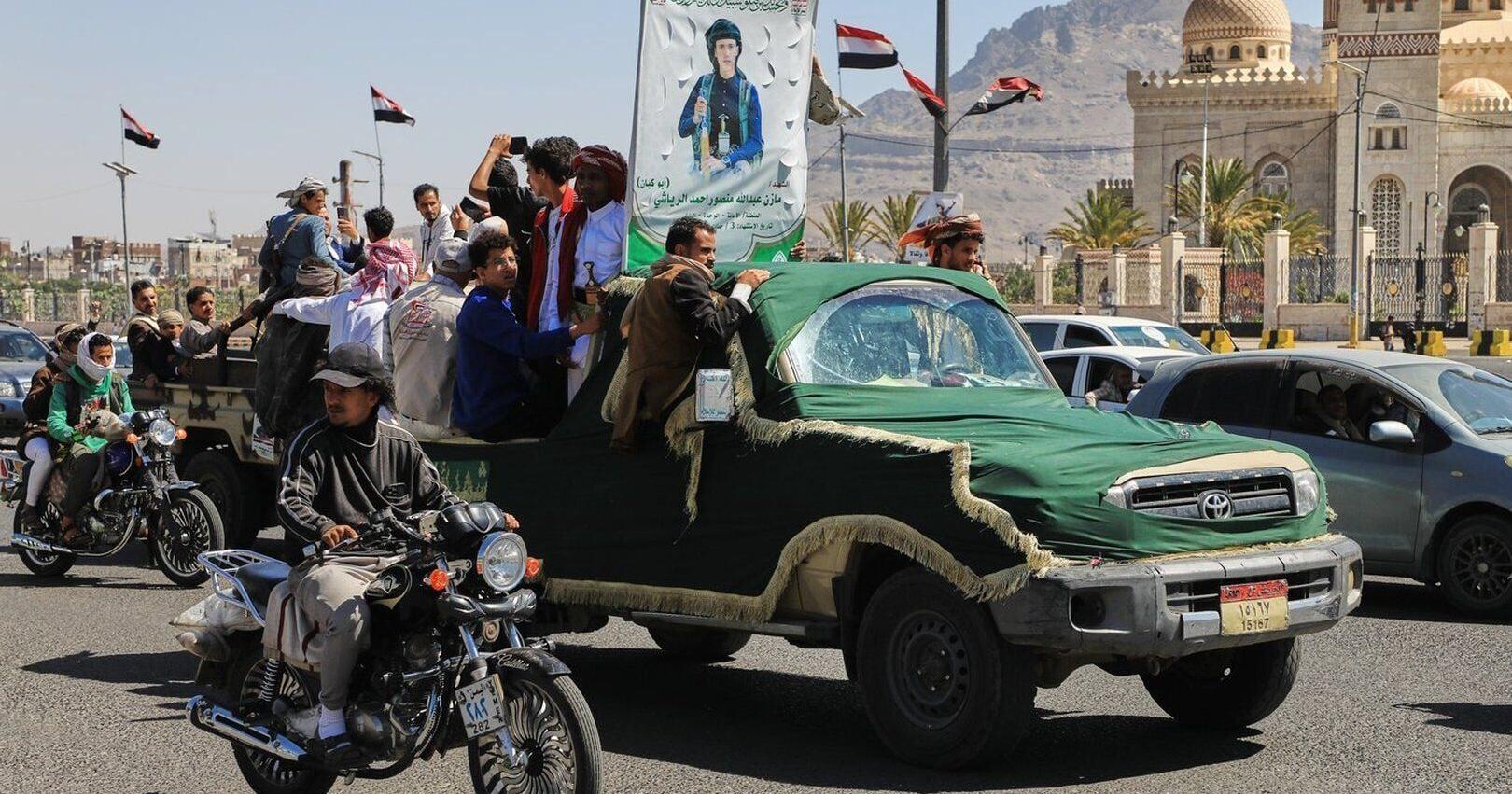 Houthi rebels strike a government military camp in southern Yemen , killing at least 20 fighters