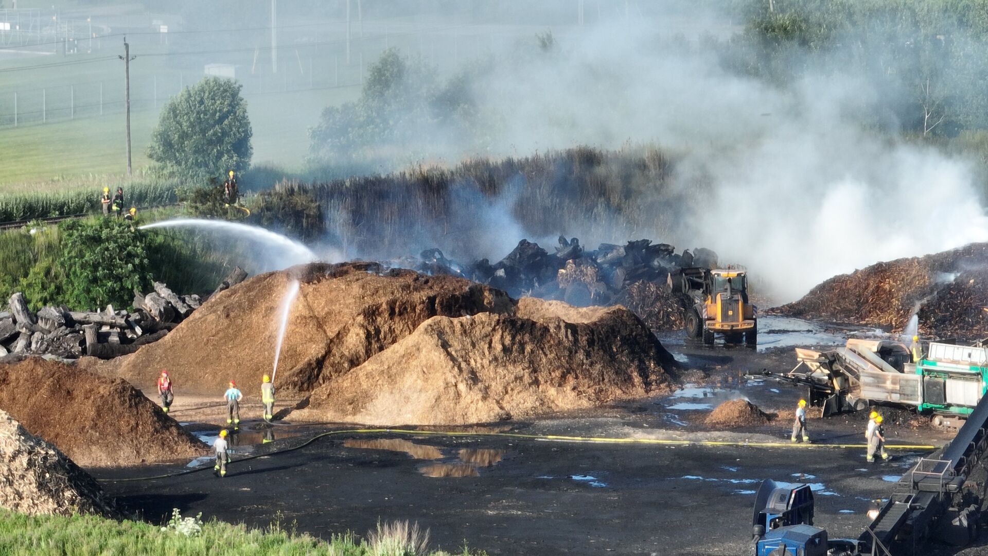 Lincoln firefighters battle massive mulch blaze