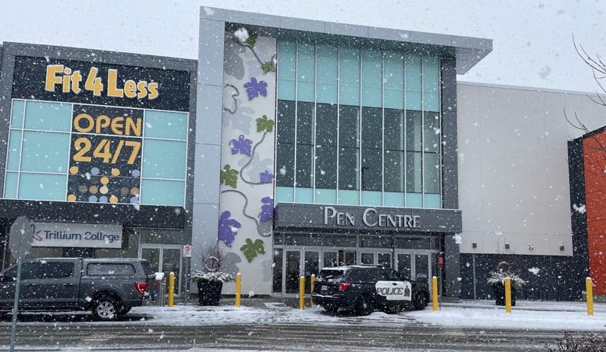 5 wanted for smash-and-grab jewelry robbery at Pen Centre