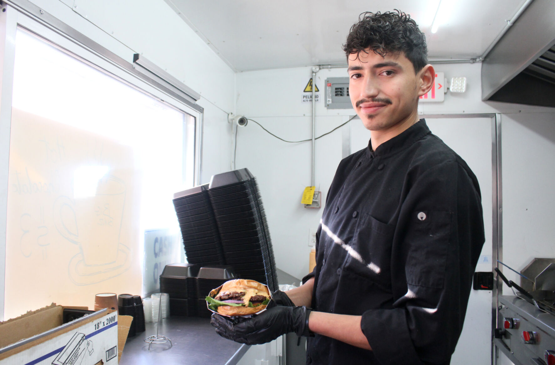 Local takes leap to open food cart in Nogales | Local News
