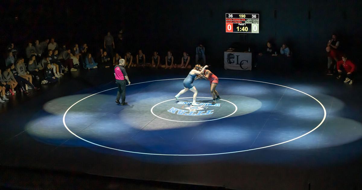 A look at Scuffle on the Stage dual between Lewis Central, Omaha Westside
