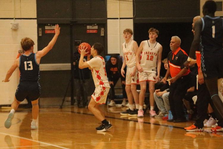 Michigan high schooler hits full-court buzzer beater shot