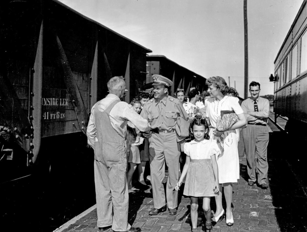 Photos Lt. Col Robert Moore returns home to Villisca in 1943