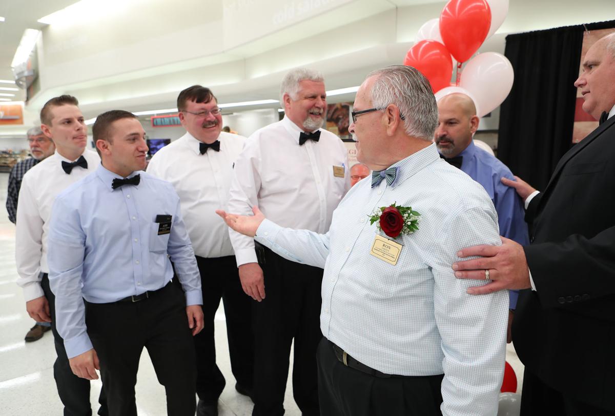 HyVee manager wins store’s highest corporate award for customer