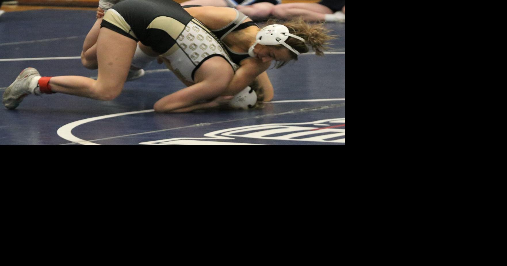 girls-wrestling-lewis-central-super-regional-team-champions-send-8-to