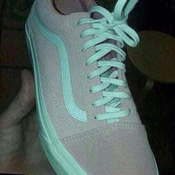 Is this shoe pink or gray? Eye expert explains viral photo, why your
