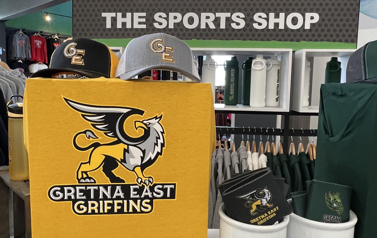 Gretna HyVee customers, cuts ribbon on new store