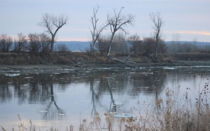 010423-bl-news-river-ice-p3.JPG