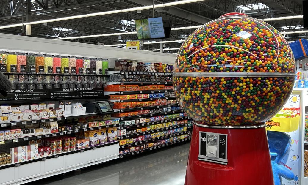 Gretna HyVee customers, cuts ribbon on new store
