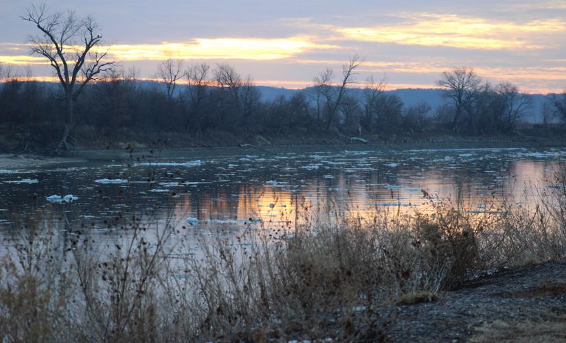 010423-bl-news-river-ice-p4.JPG