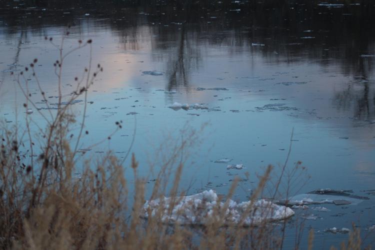 010423-bl-news-river-ice-p6.JPG