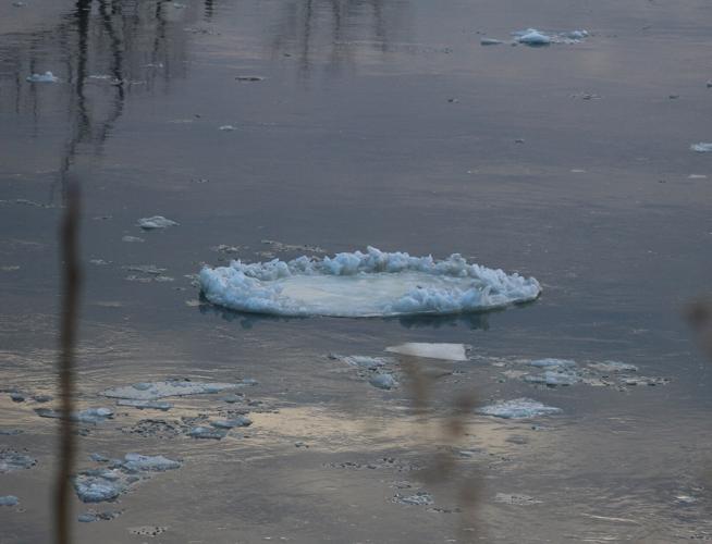 010423-bl-news-river-ice-p8.JPG
