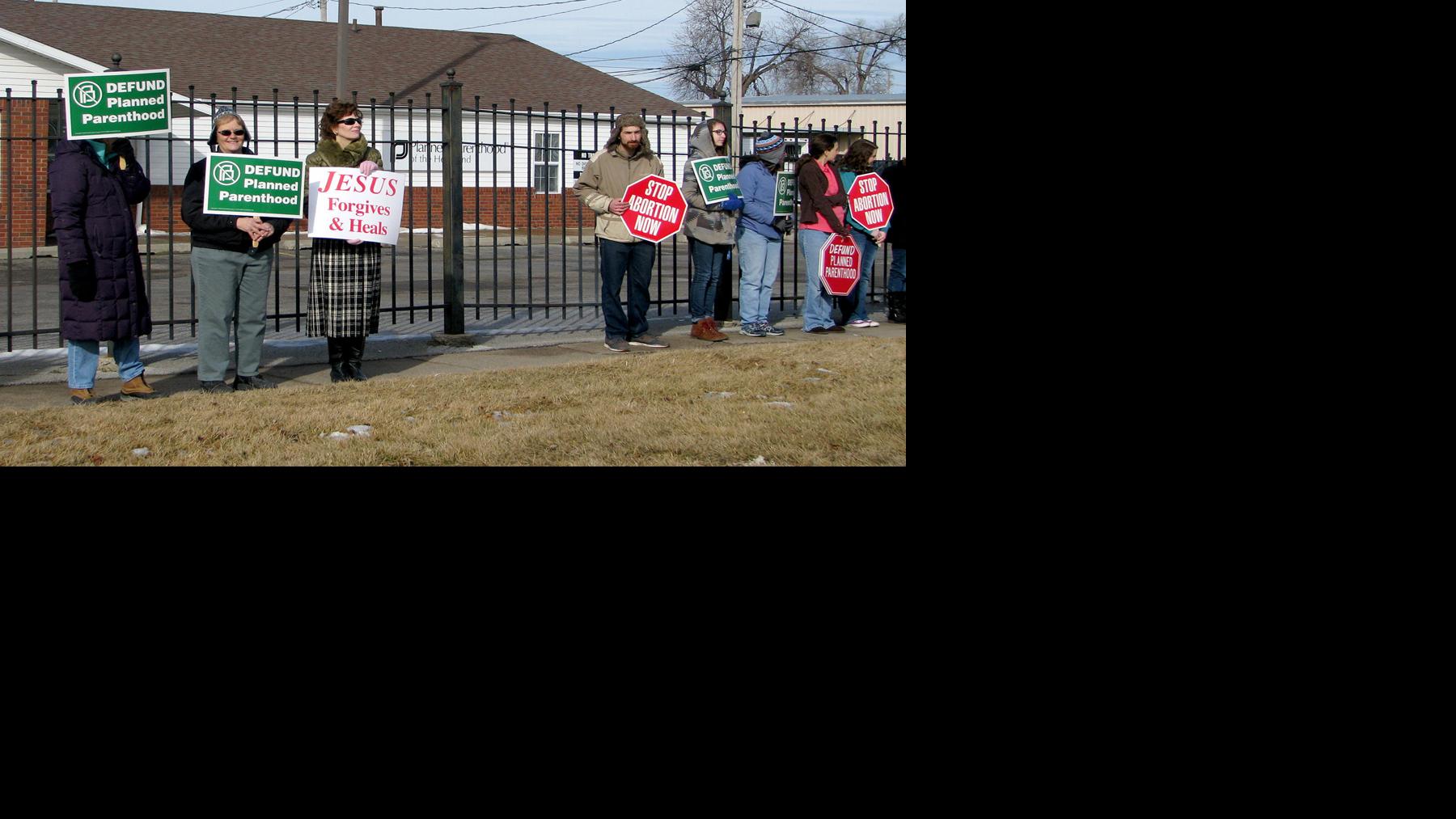 Dozens Rally In Council Bluffs To Support Defunding Of Planned Parenthood Local News Nonpareilonline Com
