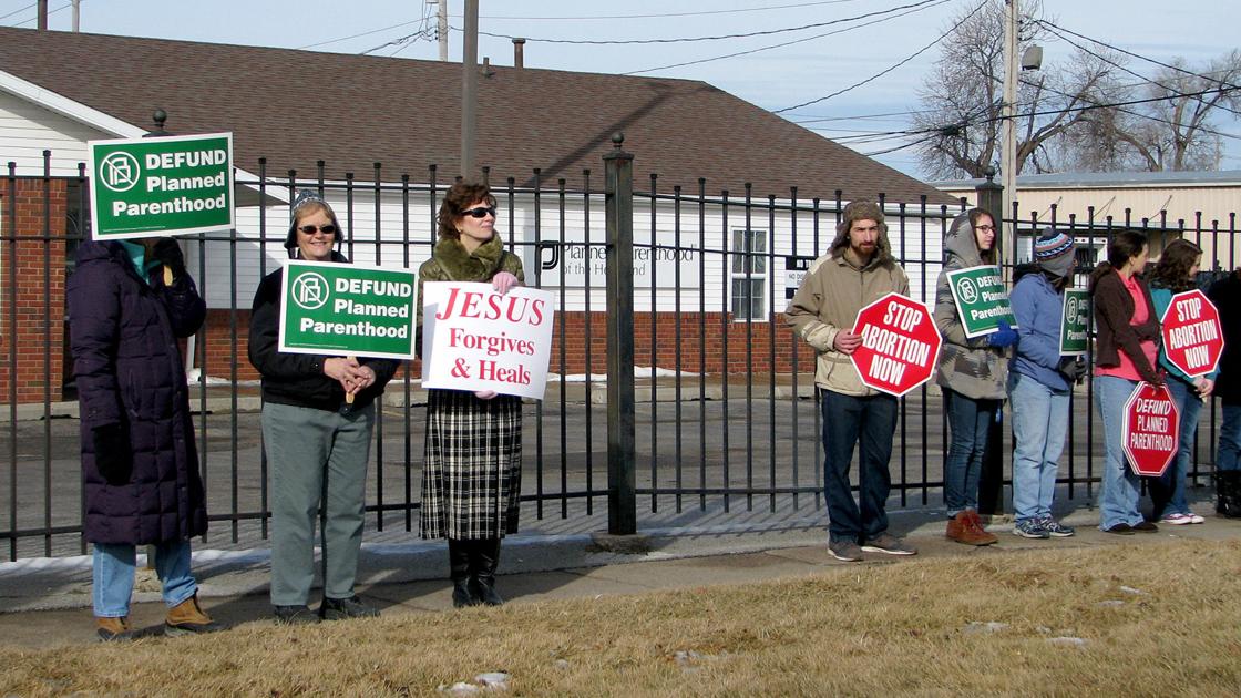 Dozens Rally In Council Bluffs To Support Defunding Of Planned Parenthood Local News Nonpareilonline Com Dozens Rally In Council Bluffs To Support Defunding Of Planned Parenthood Local News Nonpareilonline Com
