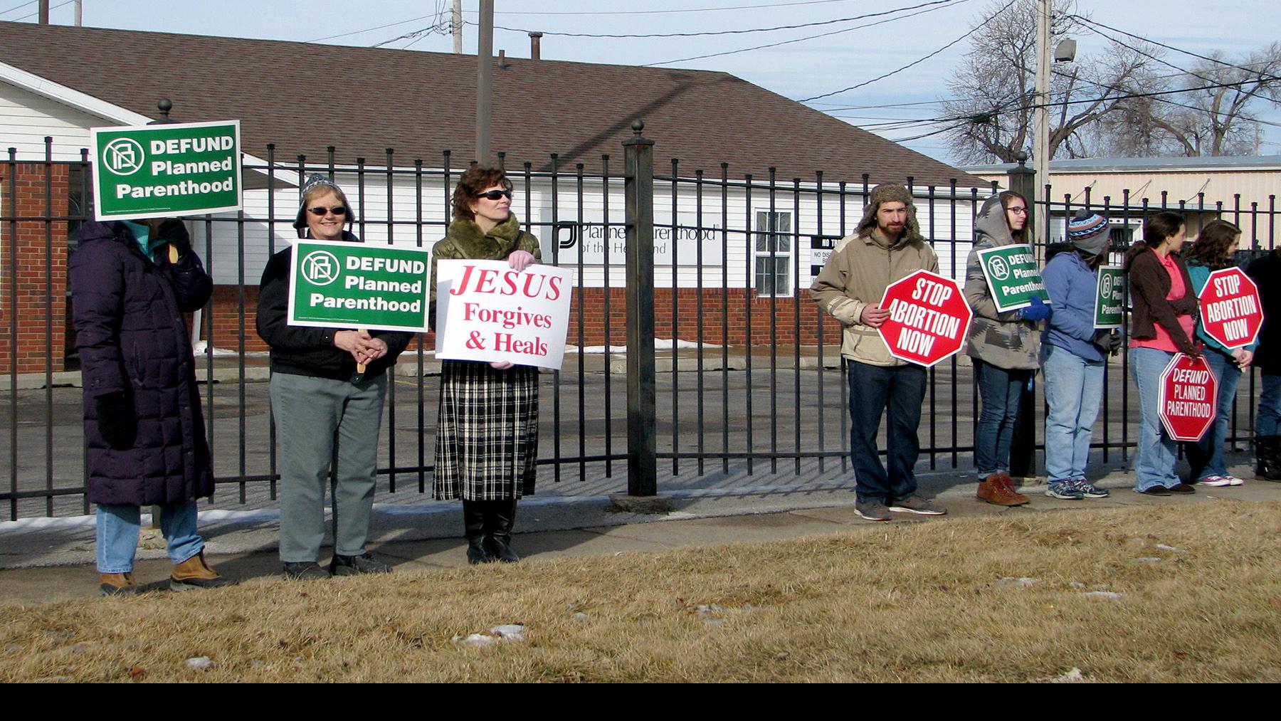 Dozens Rally In Council Bluffs To Support Defunding Of Planned Parenthood Local News Nonpareilonline Com