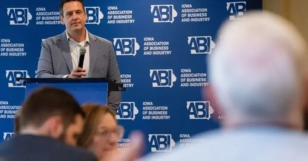 Republican Iowa governor candidate Zach Lahn touts economic populism at event