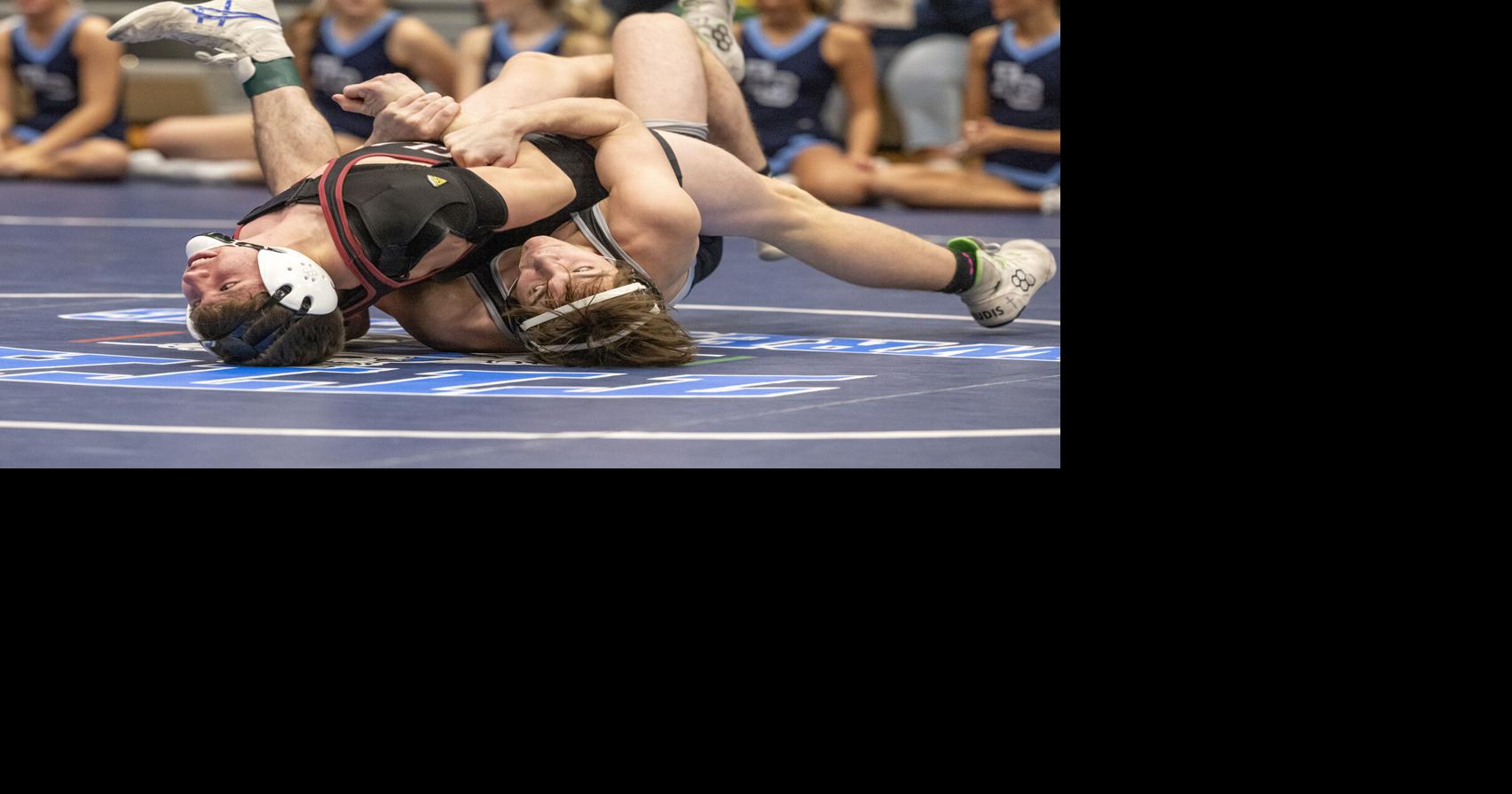 Watch Lewis Central's Mandius Volentine pin Clarinda's Trevor Smith
