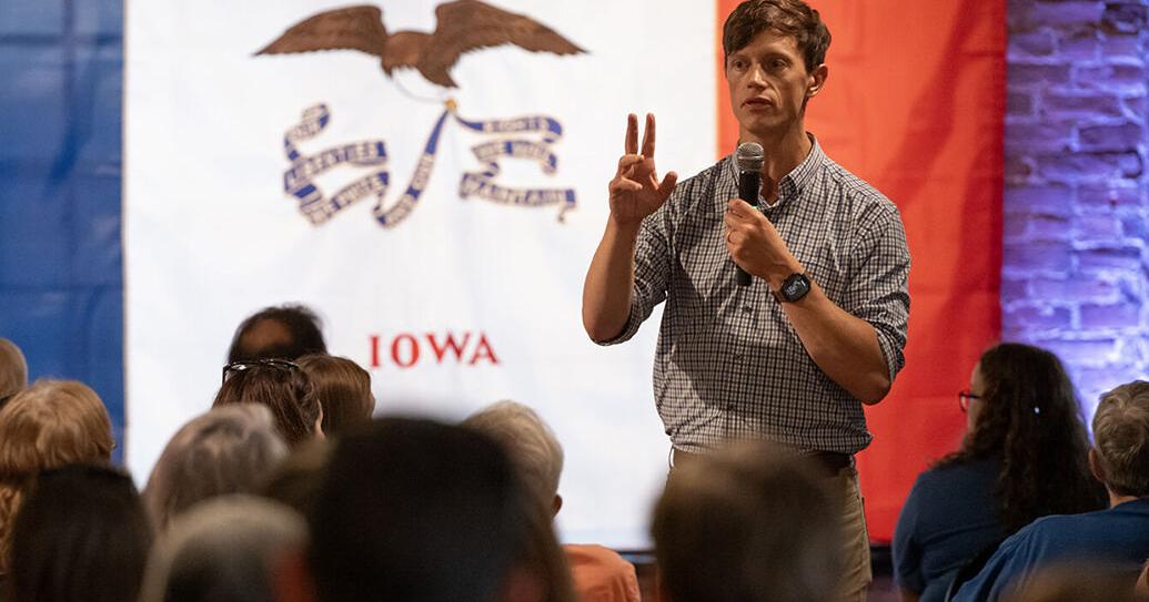 Sand talks divided government, Iowa issues during Council Bluffs stop