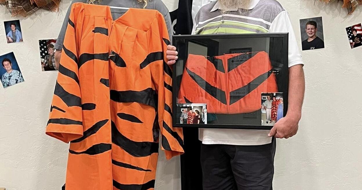 Norman High student follows in father's footsteps, wearing tiger-striped gown to graduation - Vimarsana News