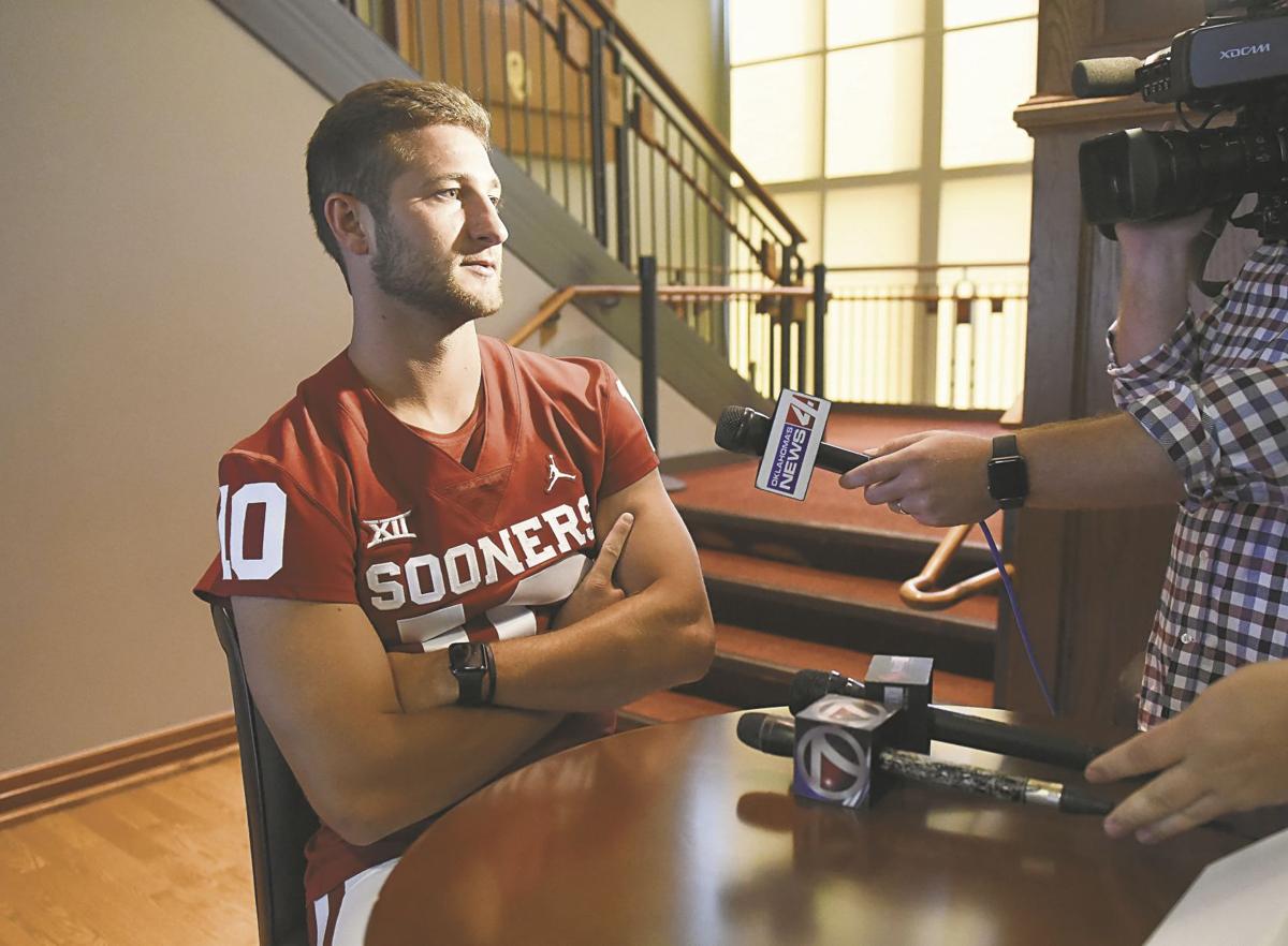 As Race Heats Up Oklahoma Quarterbacks Murray Kendall Focus On What They Bring To The Table Sports Normantranscript Com