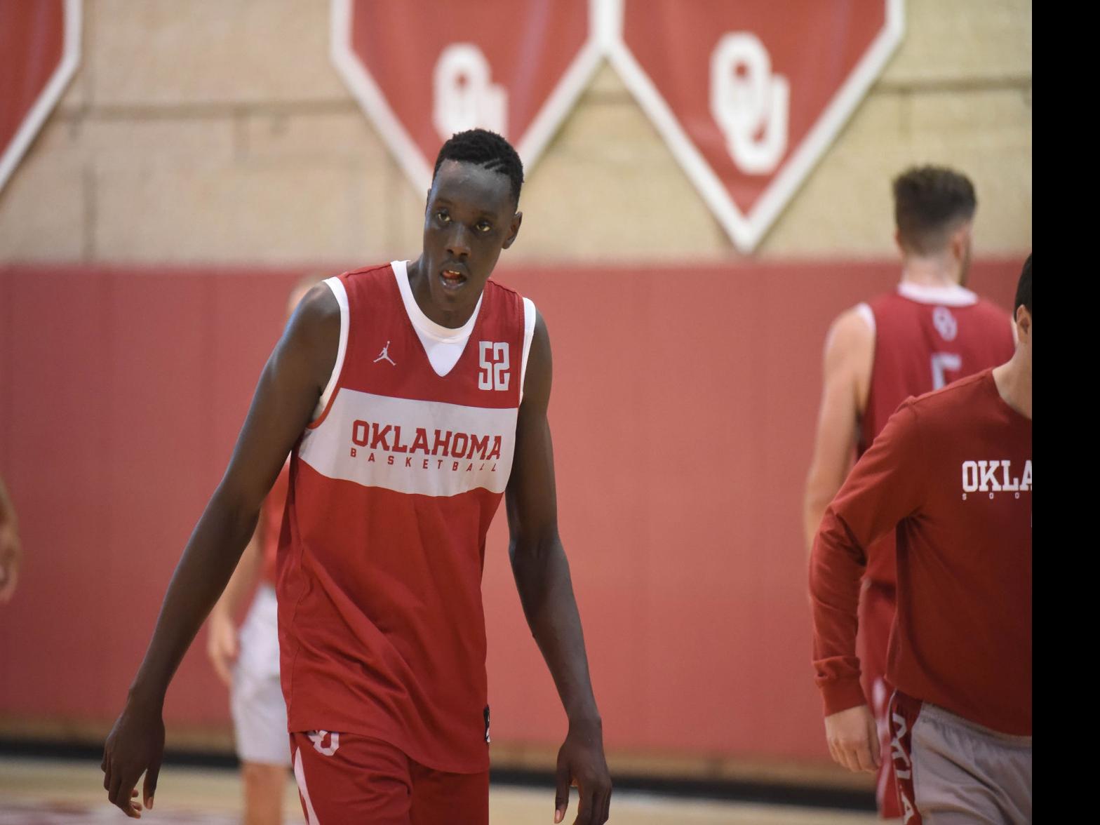 Ou Men S Basketball Kur Kuath Granted Medical Redshirt For Season