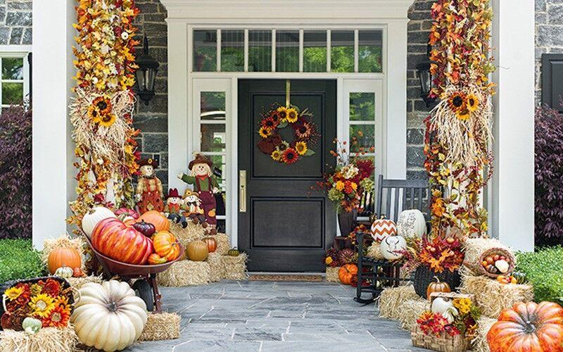Straw bales with mums  Fall outdoor decor, Fall yard decor, Fall