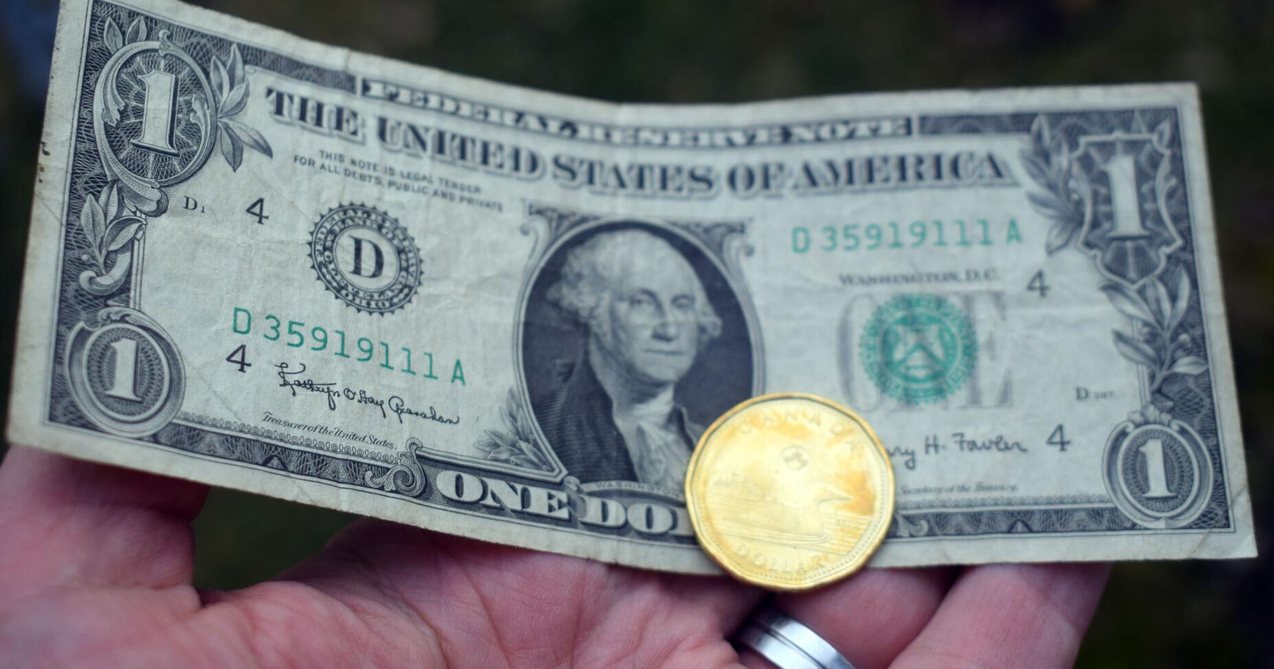 Las Vegas resorts entice Canadians with  at par  dollar deal