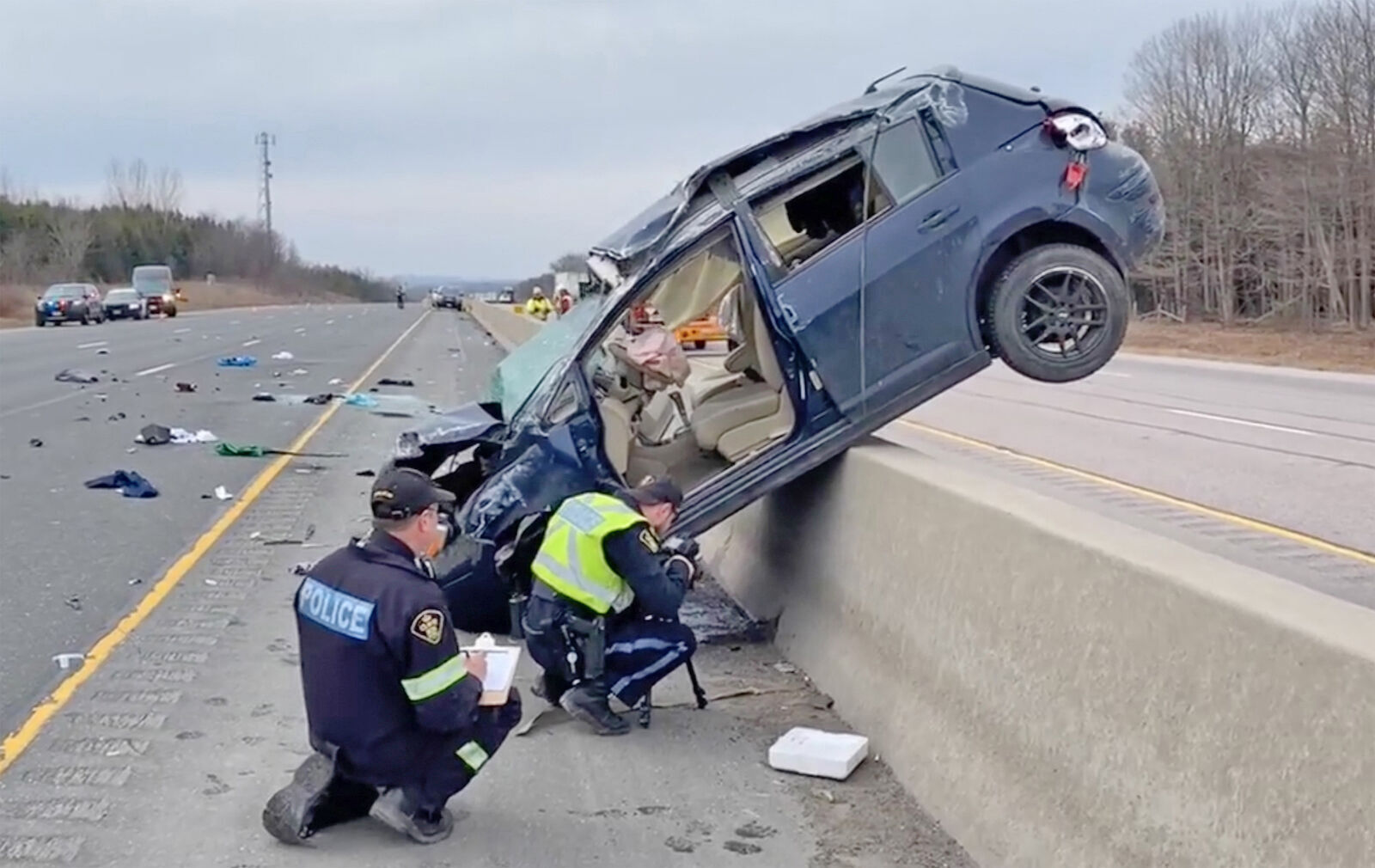 VIDEO Rollover closes all eastbound Hwy. 401 lanes at Mill Street