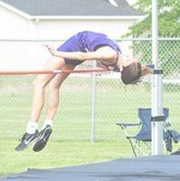 Nofziger wins pole vault to lead area at D2 district meet