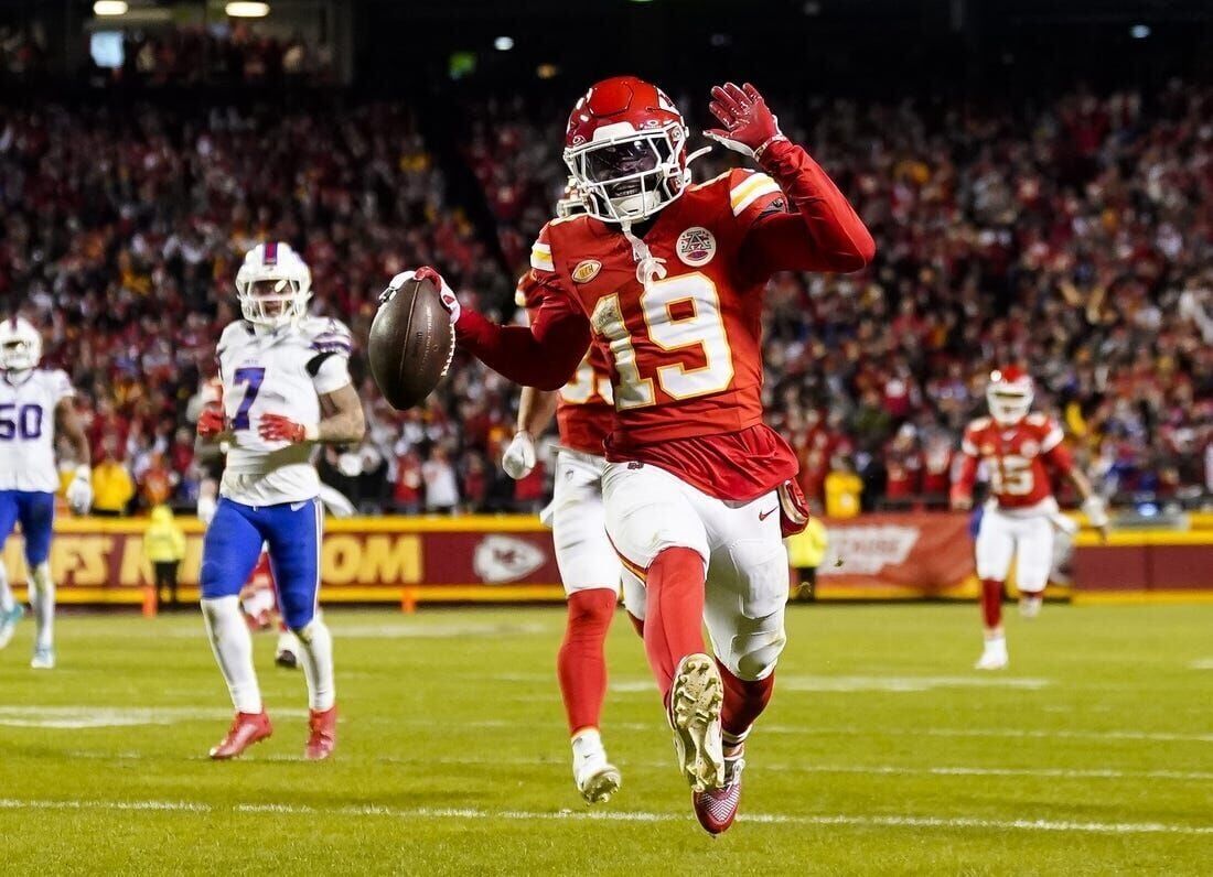 Mahomes stands behind Chiefs WR Toney after costly penalty