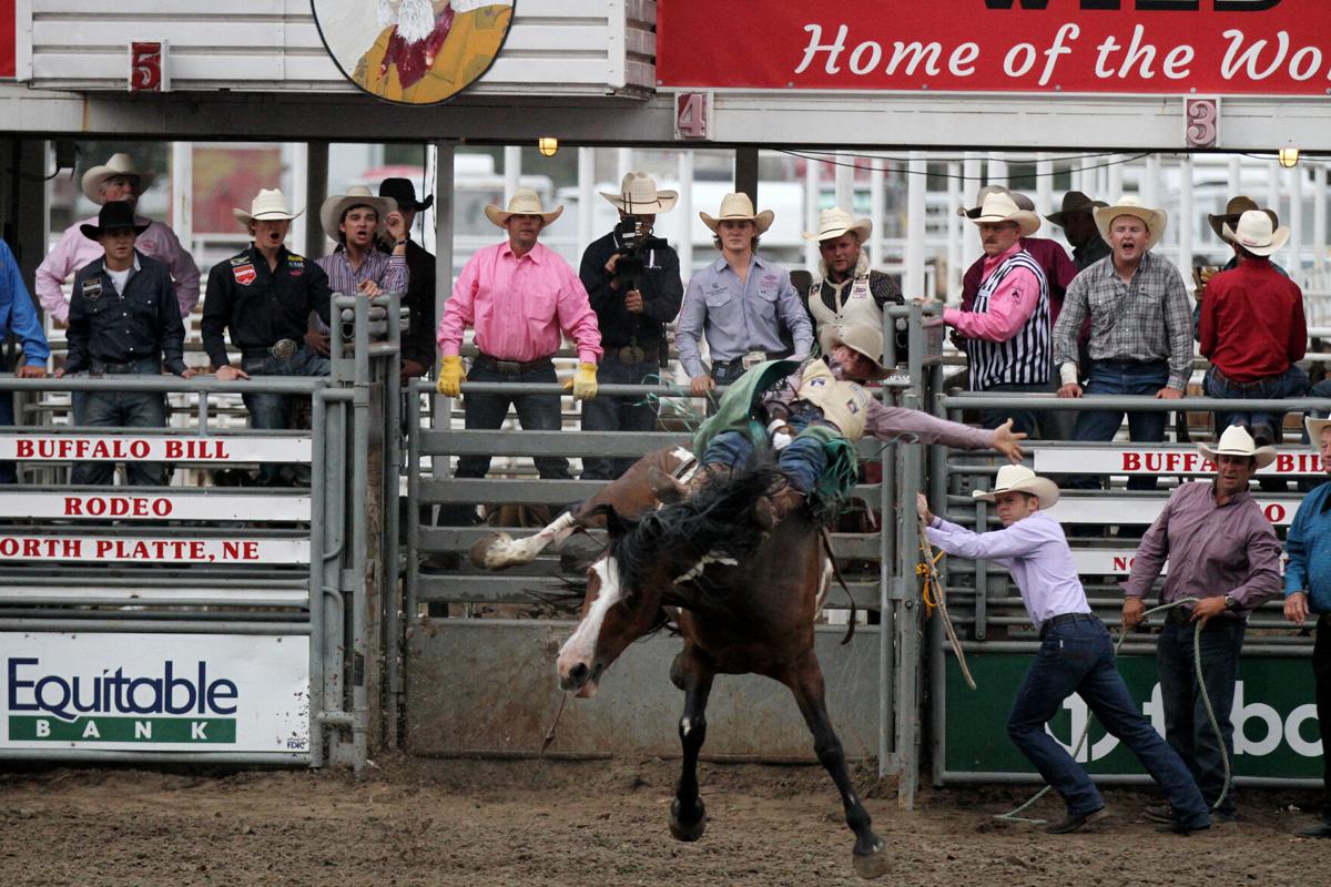 Sans fans, the second night of the Buffalo Bill Rodeo continues