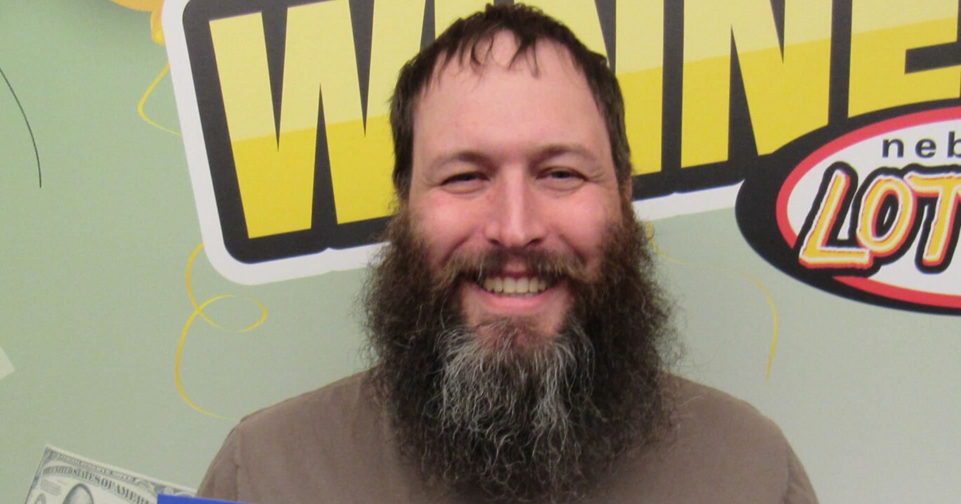 Single dad snags $1 million Mega Millions prize - Vimarsana News