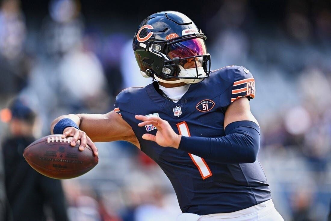 Chicago Bears QB Justin Fields leaves loss to Vikings with right hand  injury